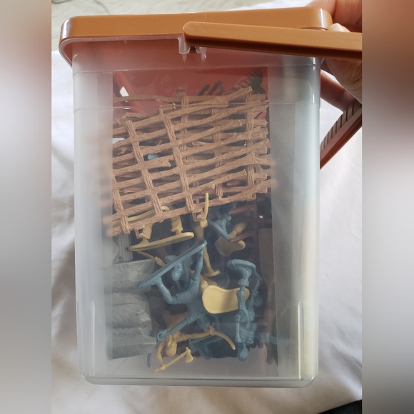 90PCS Pirate Toy Set, 2 Colors Pirate and Skeleton Warriors Figures - Picture 9 of 9